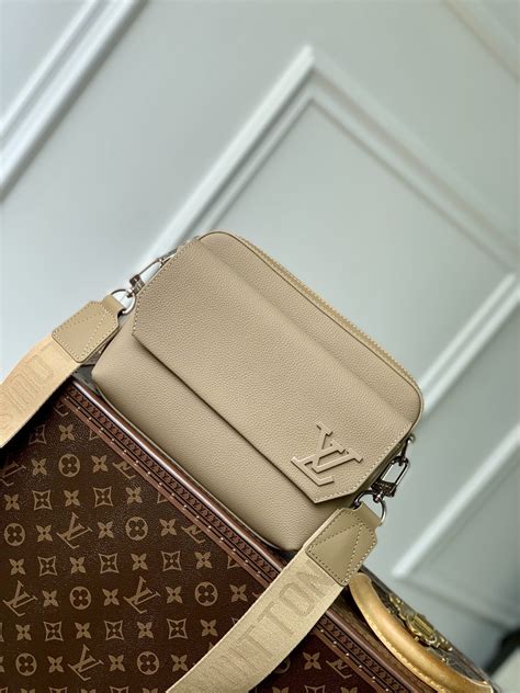 Products by Louis Vuitton: Fastline Messenger